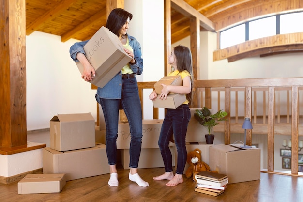 Foto tiro completo mãe e filho dentro de casa