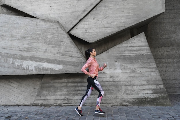 Foto tiro completo mujer activa corriendo