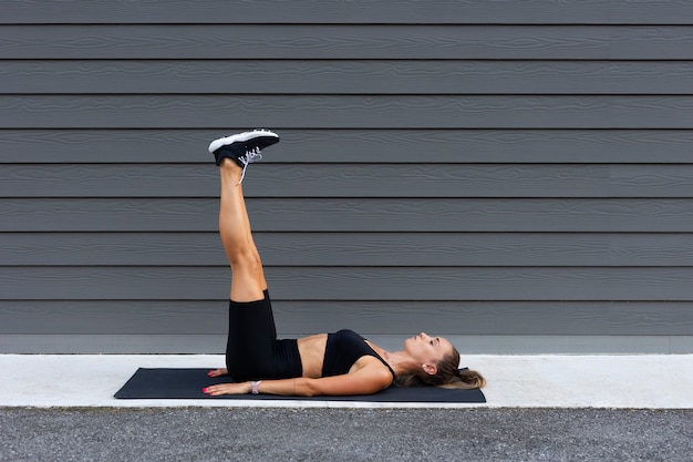 Foto tiro completo mujer entrenando al aire libre