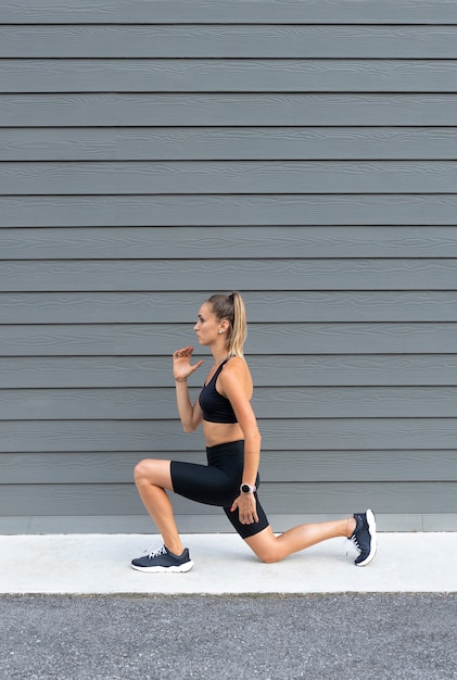 Tiro completo mujer haciendo ejercicio al aire libre