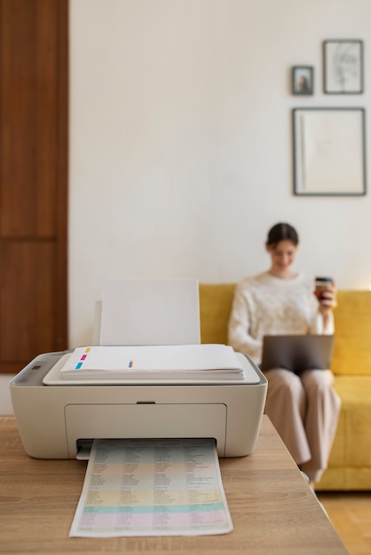 Tiro completo mujer que trabaja en la computadora portátil