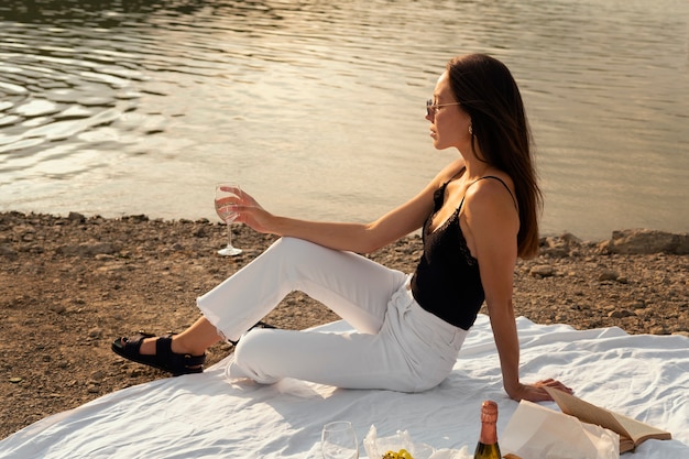 Tiro completo mujer sentada al aire libre