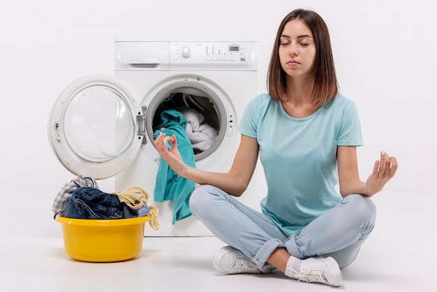 Foto tiro completo mujer sentada y meditando