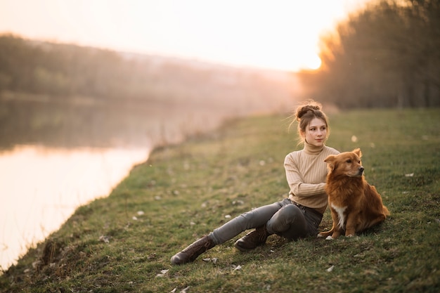 Foto tiro completo mujer sentada con perro