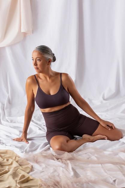 Foto tiro completo mujer sentada sobre tela