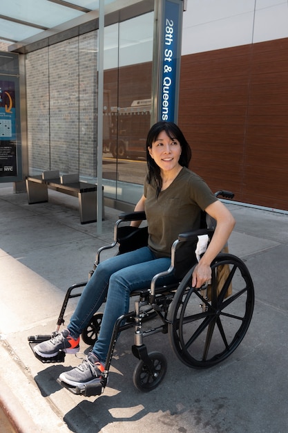 Foto tiro completo mujer sonriente en silla de ruedas