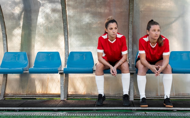 Foto tiro completo mujeres sentadas en sillas