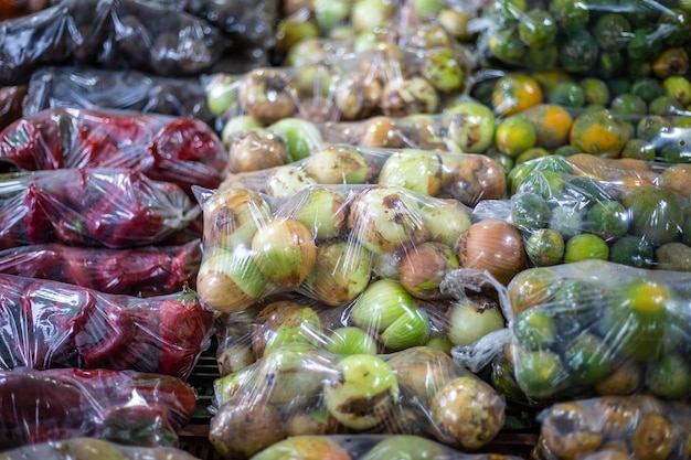 Tiro de alto ângulo de legumes frescos vendidos no mercado