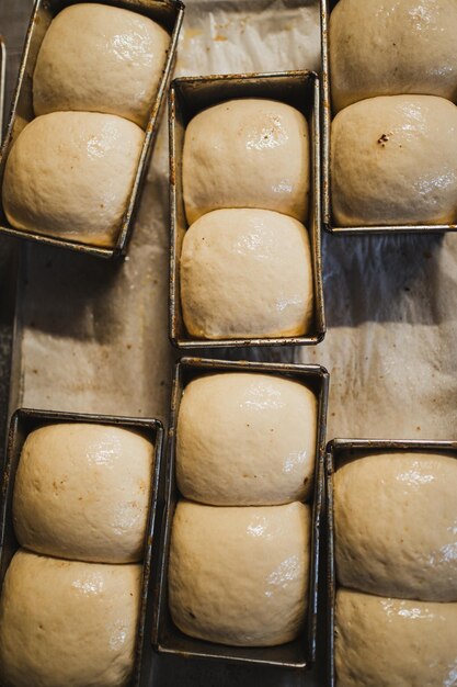 Tiro de alto ângulo de pão de brioche cru fresco antes de assar no forno