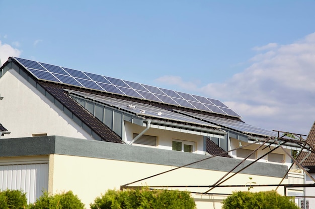Tiro de ângulo baixo de pombos nos painéis solares fotovoltaicos no telhado de uma casa moderna