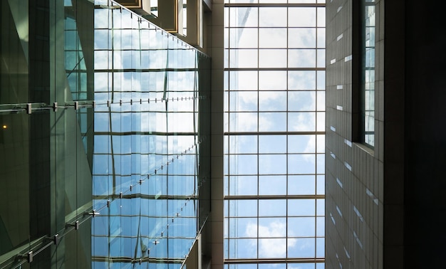 Tiro de baixo ângulo de edifício moderno com vista para o céu