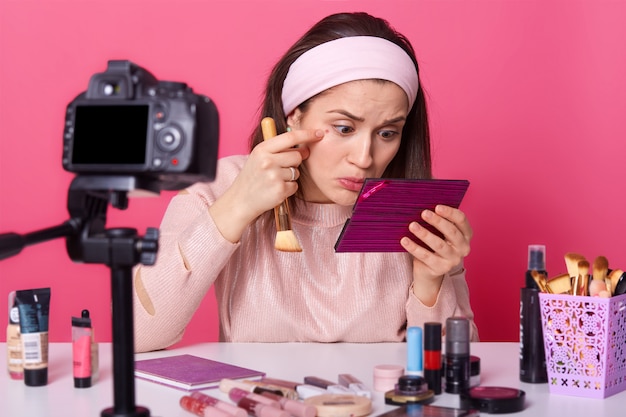 Tiro de blogueiro percebe acne debaixo dos olhos