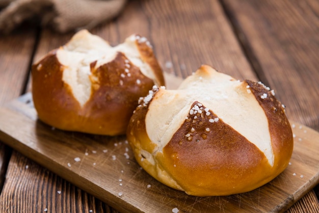 Tiro de close-up salty pretzel roll