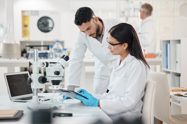 Tiro de dois cientistas trabalhando juntos em um laboratório