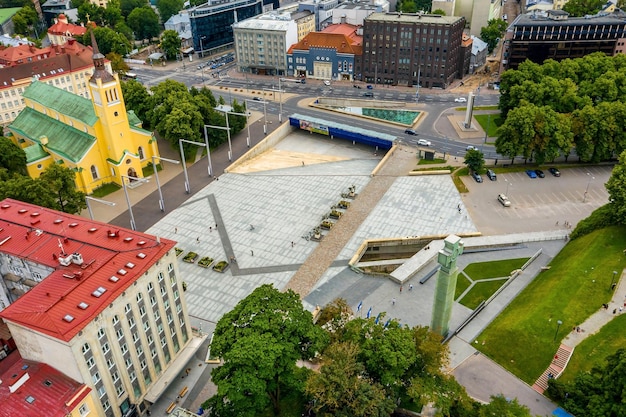 Tiro de drone aéreo incrível da cidade velha de Tallinn, Estônia, ao pôr do sol. Belo panorama de Tallinn.