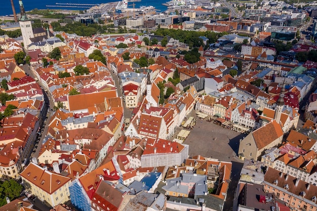 Tiro de drone aéreo incrível da cidade velha de tallinn, estônia, ao pôr do sol. belo panorama de tallinn.