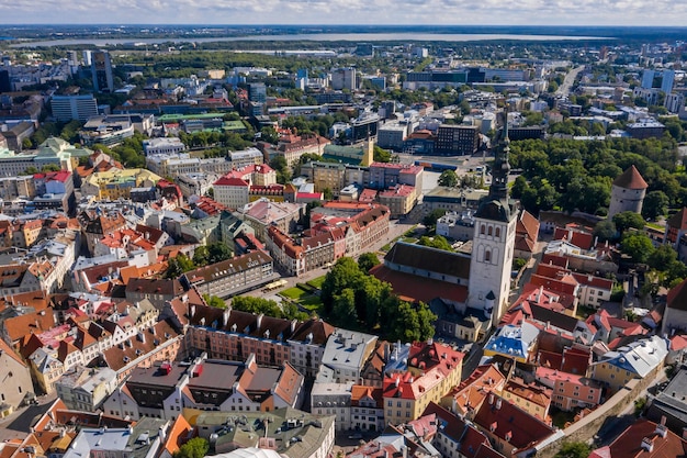 Tiro de drone aéreo incrível da cidade velha de Tallinn, Estônia, ao pôr do sol. Belo panorama de Tallinn.