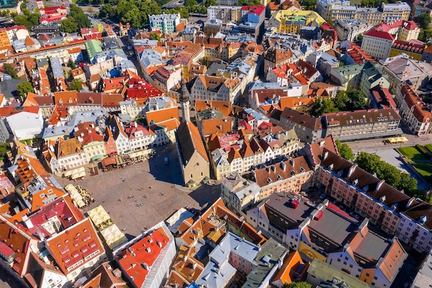 Tiro de drone aéreo incrível da cidade velha de Tallinn, Estônia, ao pôr do sol. Belo panorama de Tallinn.