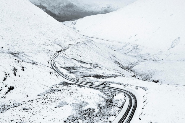 Tiro de drone de uma rota de neve de Newlands Pass no Lake District, Inglaterra