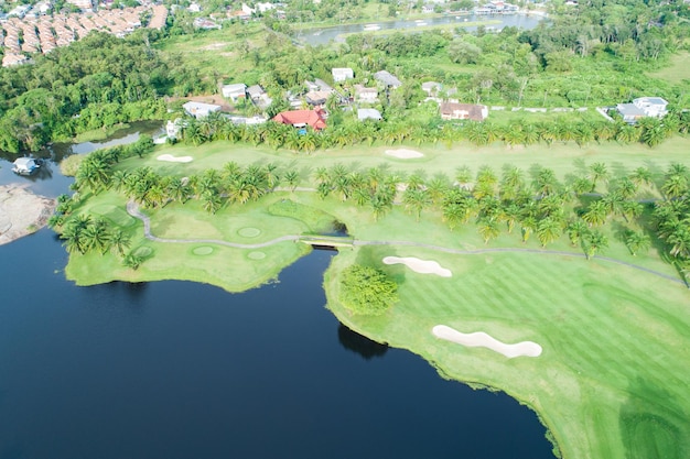 Tiro de drone de vista aérea do belo campo de golfe verde e imagem de cima para baixo verde para fundo esportivo e fundo de natureza de viagem vista incrível