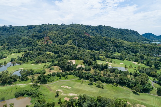 Tiro de drone de vista aérea do fairway do campo de golfe verde bonito e colocando o green Imagem de cima para baixo para o plano de fundo do esporte e fundo de natureza de viagens Vista incrível em Phuket, Tailândia.