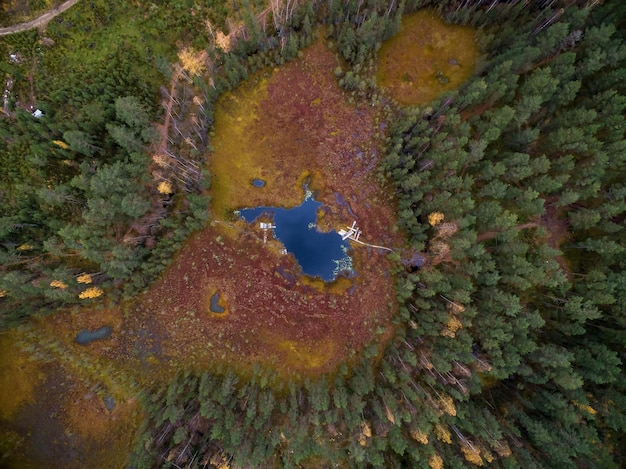 tiro de drone sobre estrada vazia com subida. Foto de alta qualidade