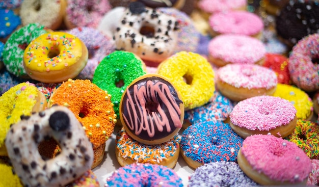 Tiro de foco seletivo de donuts vitrificados coloridos