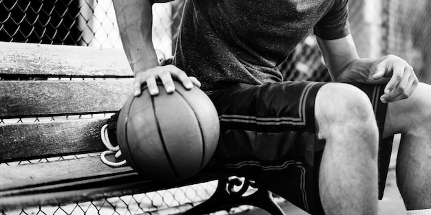 Foto tiro de jogador de basquete jovem