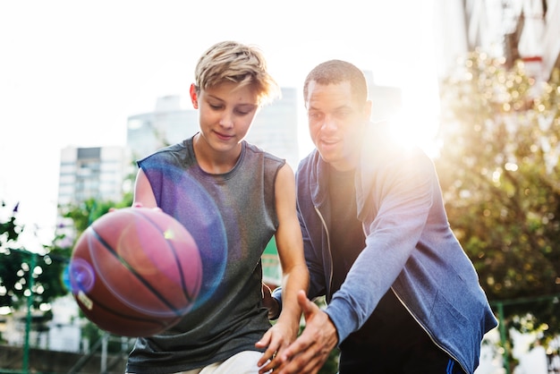 Tiro de jogador de basquete jovem