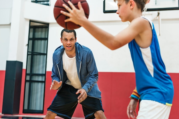 Tiro de jogador de basquete jovem