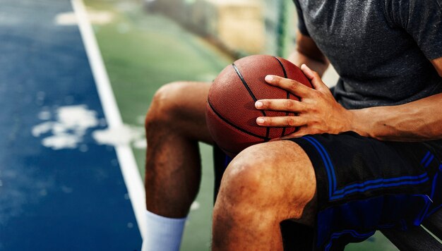 Tiro de jogador de basquete jovem