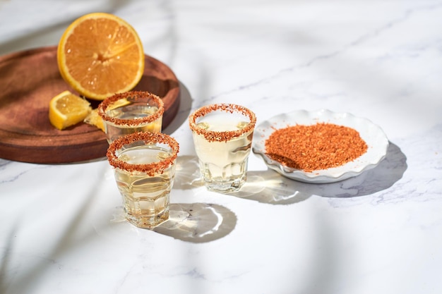 Tiro de mezcal mexicano com pimenta e laranja