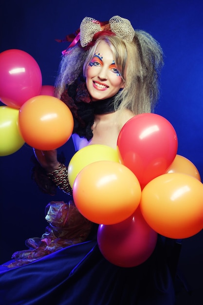 Foto tiro de moda de mulher em estilo boneca com balões