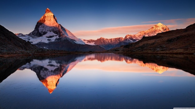 Foto tiro de paisagem montanhosa do himalaia coberto de neve