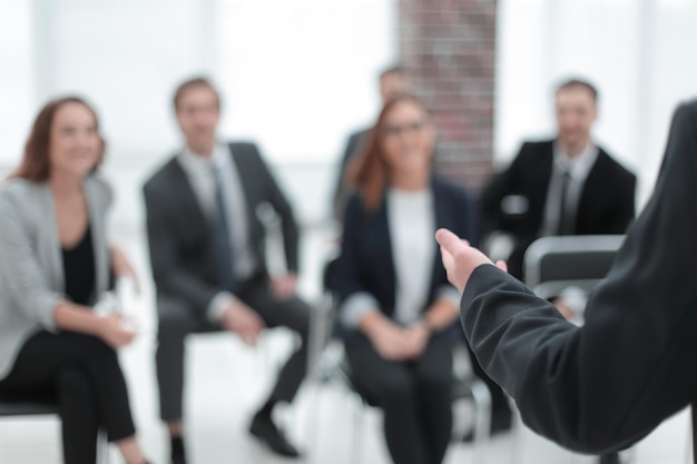 Tiro de ponto de vista de empresários na sala de reuniões