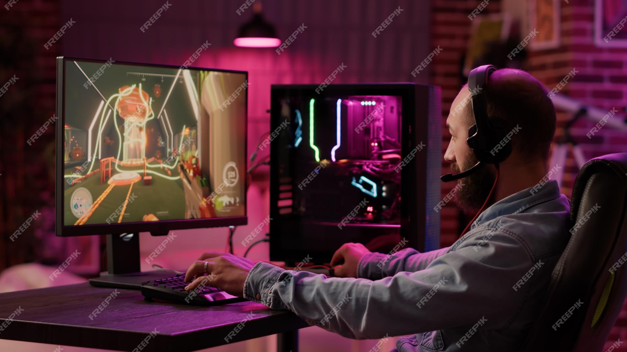 Tiro de tripé estático do homem usando a configuração do pc jogando jogo de  ação online multiplayer conversando com a equipe no fone de ouvido. jogador  sentado na cadeira de jogos transmitindo