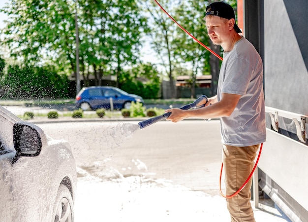 Tiro de um homem lavando seu carro