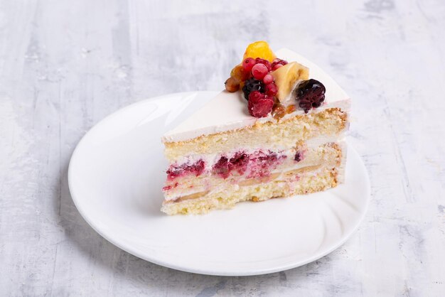 Tiro de vista superior de bolo de frutas brancas fatiadas em um prato branco