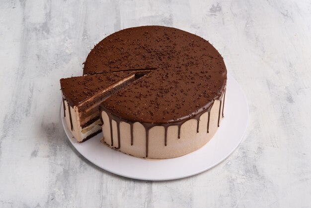Tiro de vista superior de um bolo de chocolate em um prato branco