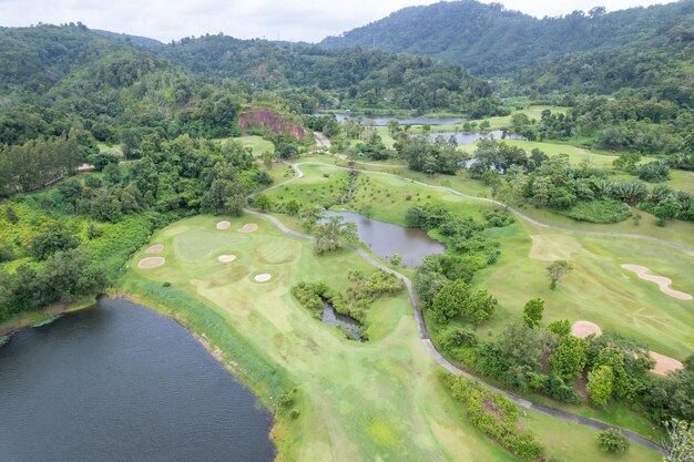 Tiro de drone de vista aérea de fairway de campo de golf verde hermoso y imagen de arriba hacia abajo verde para fondo de deporte y fondo de naturaleza de viaje Vista increíble