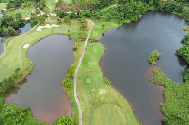 Tiro de drone de vista aérea de fairway de campo de golf verde hermoso y imagen de arriba hacia abajo verde para fondo de deporte y fondo de naturaleza de viaje Vista increíble