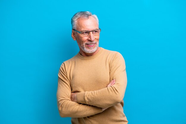 Tiro del estudio del retrato del hombre mayor guapo