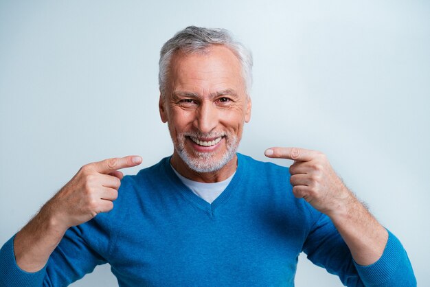 Tiro del estudio del retrato del hombre mayor hermoso.