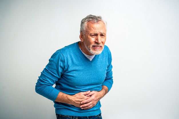 Tiro del estudio del retrato del hombre mayor hermoso.