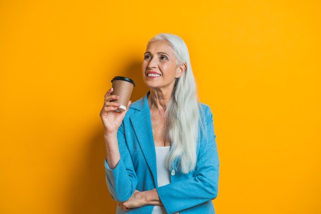 Tiro del estudio del retrato de la mujer mayor hermosa.