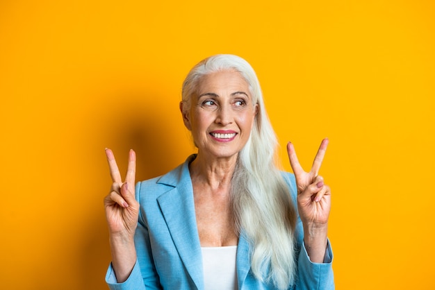 Tiro del estudio del retrato de la mujer mayor hermosa.