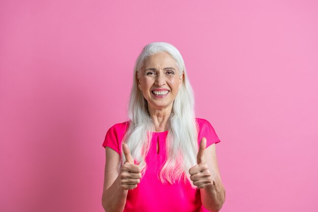 Tiro del estudio del retrato de la mujer mayor hermosa.