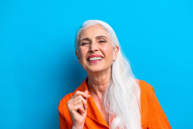 Tiro del estudio del retrato de la mujer mayor hermosa