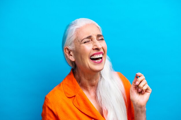 Tiro del estudio del retrato de la mujer mayor hermosa