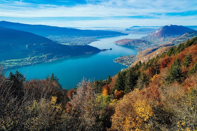 Tiro granangular del lago Annecy en Francia